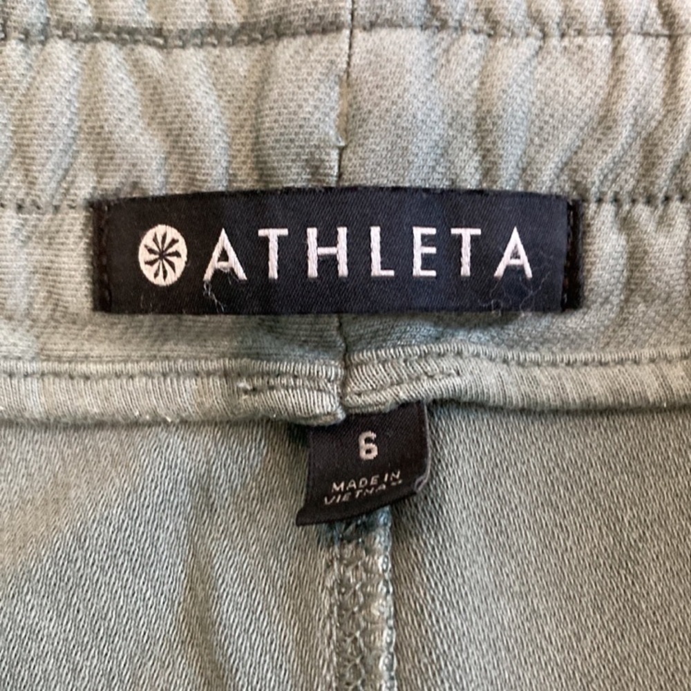 Athleta green farallon shorts in size 6 - Picture 4 of 5